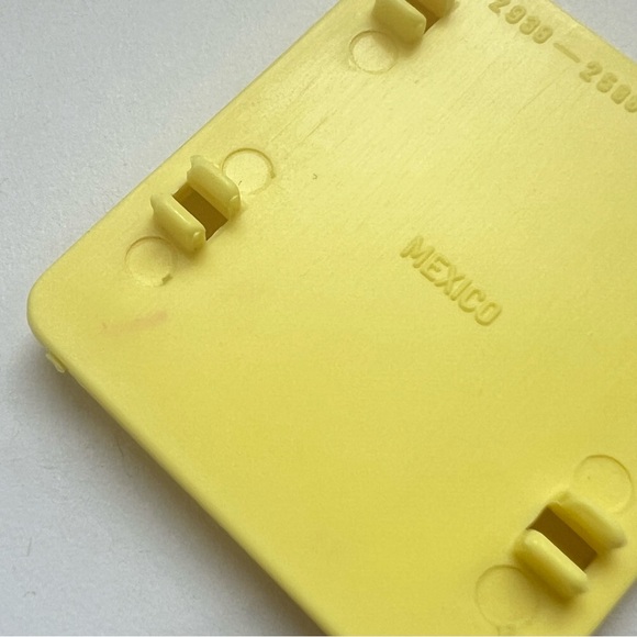 Vintage Barbie yellow table and chairs set - Picture 7 of 8